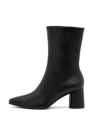 Stivale nero alla caviglia con una finitura testurizzata, punta affilata e tacco quadrato spesso. Design elegante con una silhouette liscia.