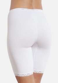 Witte katoenen shorts met kantafwerking aan de zoom. Een gladde textuur, een aansluitend ontwerp dat tot halverwege de dij reikt, met een zachte brede tailleband.