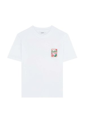 T-shirt bianco in cotone a maniche corte, con un patch ricamato colorato sul lato sinistro del petto con elementi di design tropicale.