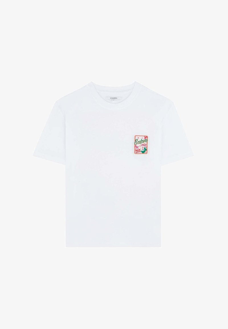 Witte katoenen t-shirt met korte mouwen, voorzien van een kleurrijke geborduurde patch op de linkerborst met tropische ontwerpelementen.