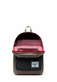 Sac à dos kaki avec une poche avant texturée de couleur sombre, intérieur rayé rouge et blanc, poignée supérieure et étiquette Herschel sur le devant.