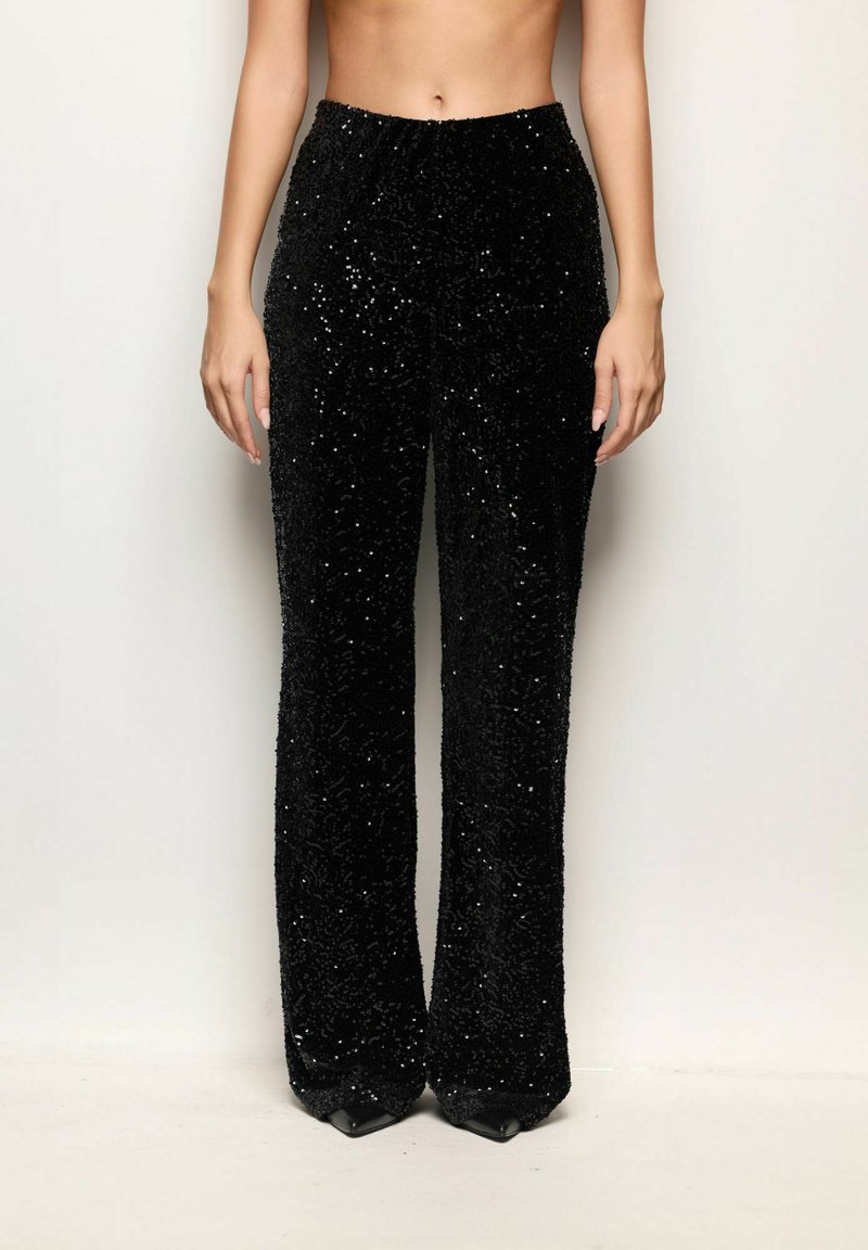 Pantaloni larghi neri in paillettes con una texture liscia, vita alta e vestibilità morbida, caratterizzati da abbellimenti luccicanti su tutta la superficie.