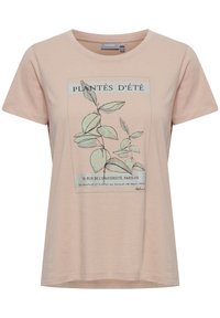 Camiseta de manga corta rosa claro con estampado botánico de hojas y texto. Fabricada con una tela suave y con un corte relajado.