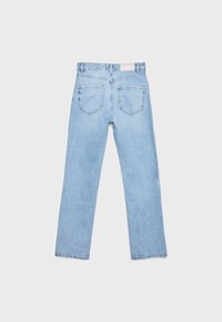 Jean droit en denim bleu clair vu de dos avec deux poches arrière et des passants de ceinture sur un fond gris clair.