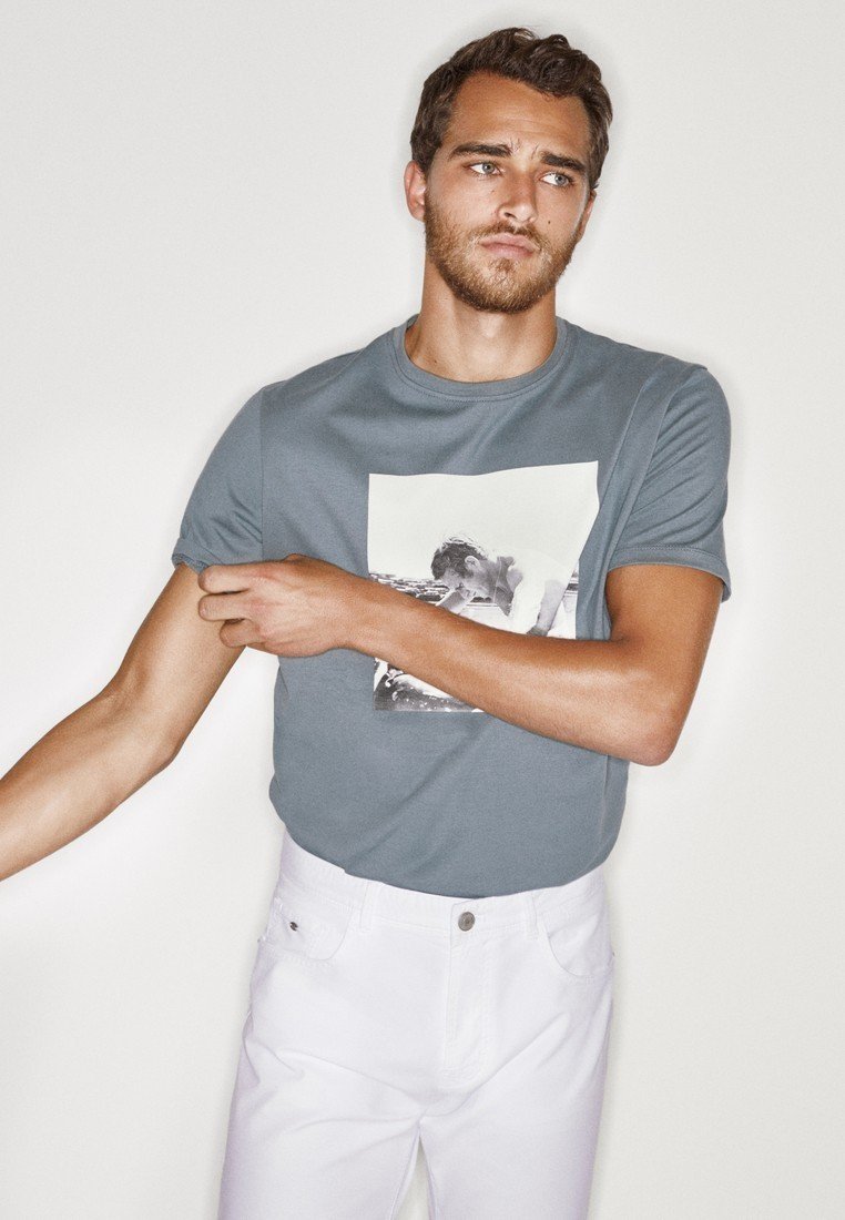 Massimo Dutti MIT FOTO VON STEVE MCQUEEN T shirt print Deze trui met korte mouwen maakt van jou een heuse Steve McQueen