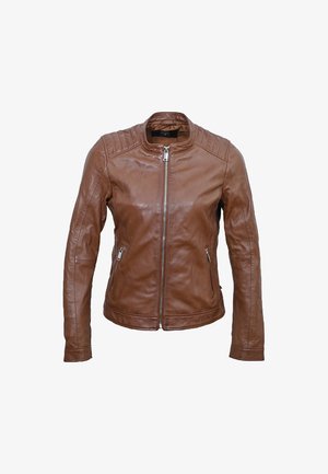 Bruine leren jas met een getailleerd ontwerp, staande kraag, gewatteerde schouderaccenten en ritszakken aan de zijkanten. Soepele textuur.