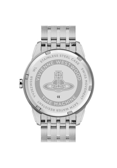 Roestvrijstalen achterzijde van het horloge met gegraveerd logo, "VIVIENNE WESTWOOD," en "TIME MACHINE." Bevat een Zwitsers uurwerk en details over waterbestendigheid.