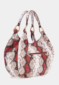 Sac hobo en faux cuir serpent avec des tons rouges et neutres. Comprend une poche zippée et des accents en métal doré. Surface douce et texturée.