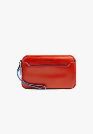 Rote Lederclutch mit glatter Textur, blauen Akzenten, Reißverschluss und Handschlaufe. Verfügt über eine Vordertasche für zusätzlichen Stauraum.