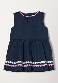 Bezrukávové tmavě modré šaty s růžovým lemem na výstřihu a dvěma řadami růžové a bílé květinové výšivky blízko lemu.