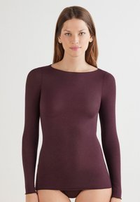 Bordeauxrotes Langarmshirt mit Rundhalsausschnitt, figurbetontem Schnitt und glatter Textur. Schlichtes, minimalistisches Design ohne Verzierungen.