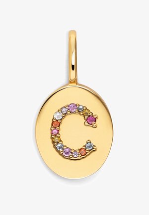 Zlatý oválny prívesok s vystúpeným písmenom 'C' zdobeným viacfarebnými kamienkami v ružovej, fialovej, oranžovej a čírej farbe.
