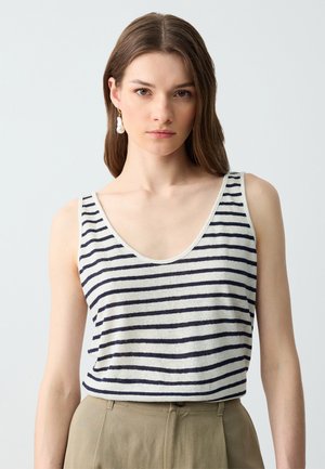 Gestreept tanktop in lichtbeige met navy horizontale strepen, ronde halslijn en dunne schouderbandjes, gecombineerd met beige hoge taille broeken.