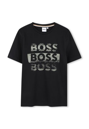 Črna bombažna majica s poškodovanim potiskom besede "BOSS" v različnih velikostih in prosojnosti. Klasična zasnova s krojnim vratom.