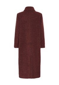 Lungo cappotto bordeaux con colletto, realizzato in tessuto testurizzato, caratterizzato da una silhouette dritta e senza chiusure o dettagli visibili sul retro.