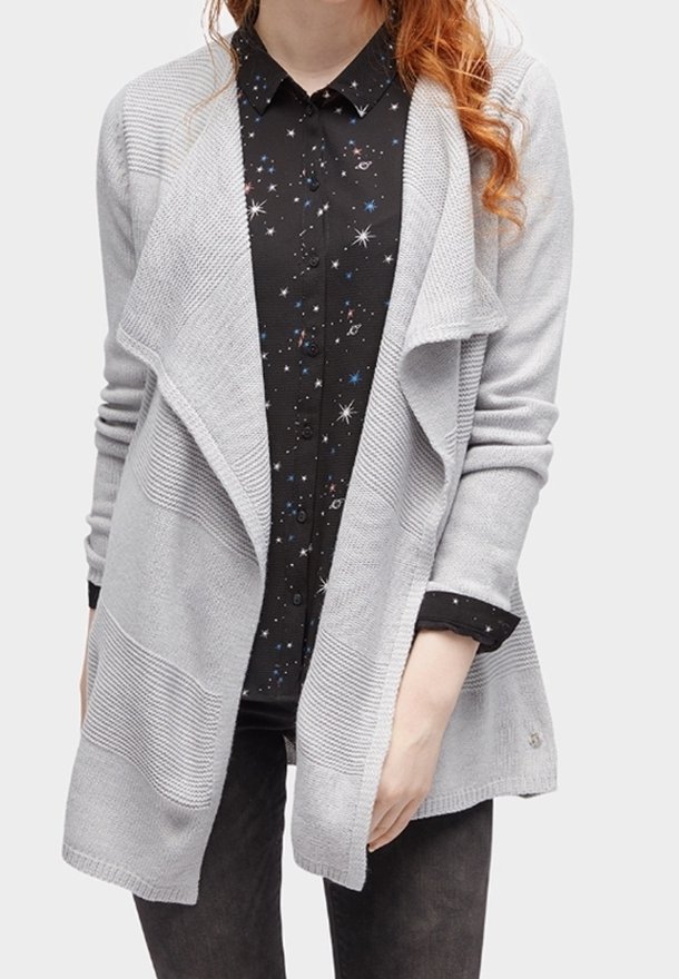 Jasnoszary sweter z dzianiny z drapowanym przodem, prążkowaną strukturą i długimi rękawami, noszony na czarnej koszuli w gwiazdy.