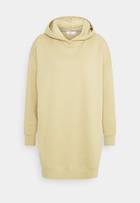 Bluza z kapturem w miękkim żółtym materiale, z długimi rękawami, luźnym krojem oraz ściągaczami na mankietach i dole dla dodatkowego detalu.