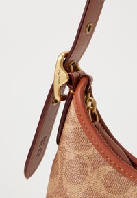 COACH ORIGINALS SIGNATURE HAMPTONS HOBO - Sac à main - tan/caramel