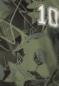 Grøn- og sort abstrakt fodbold-tema mønster med en stor fodbold og hvidt nummer "10" omridset i grå.