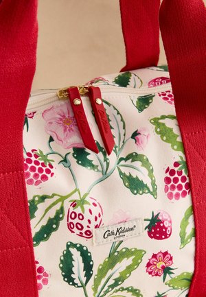 Auduma soma ar sarkaniem rokturiem un rāvējslēdzēja galiem, rotāta ar ziedu un zemeņu rakstu un etiķeti "Cath Kidston London".