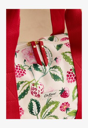 Vászonzsák piros fogantyúkkal és cipzárhúzókkal, virág- és epermintával, valamint egy "Cath Kidston London" címkével.