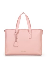 Bolso tote de cuero rosa con doble asa, etiqueta pequeña adjunta y logo dorado de la marca en la parte frontal, sobre un fondo blanco.