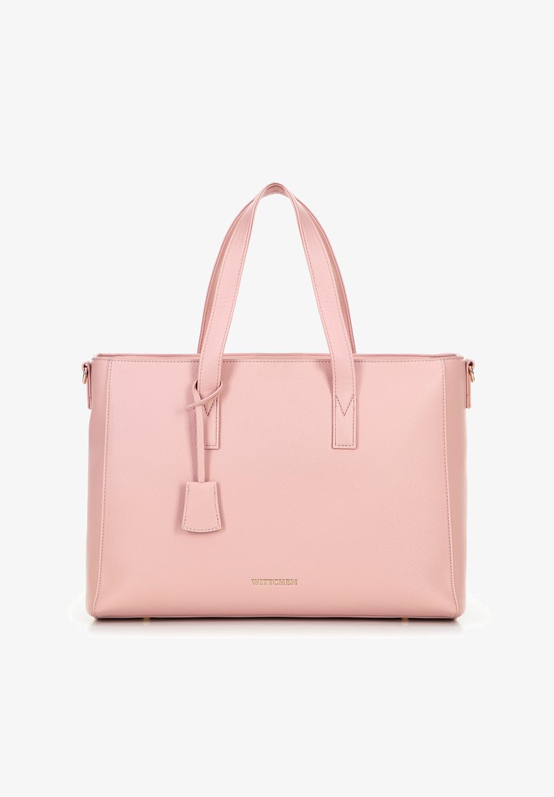 Rosafarbene Leder-Tote-Bag mit doppelten Griffen, kleinem angehängtem Etikett und goldenem Markenlogo auf der Vorderseite, vor einem weißen Hintergrund.