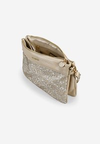 Bolso de mano de cuero color beige claro con relieve floral, compartimentos con cremallera y acentos de hardware en dorado. Textura suave con un diseño estructurado.