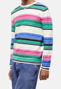 Sweter w paski z poziomymi liniami w kolorze różowym, zielonym, niebieskim, białym i czarnym; ściągacze przy dekolcie i mankietach; miękka faktura dzianiny.
