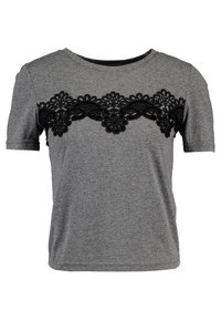 Szara koszulka wykonana z miękkiego materiału, z czarną koronkową wstawką na wysokości klatki piersiowej z kwiatowymi wzorami i okrągłym dekoltem. Krótkie rękawy.