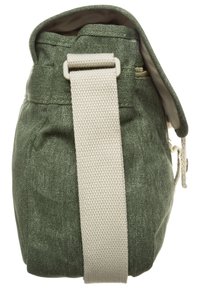 Borsa in tessuto verde con una finitura testurizzata, una tracolla beige e chiusura a pattina. Presenta cuciture e un piccolo dettaglio metallico.