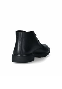 Stivali alla caviglia in pelle nera con punta rotonda, superficie texture, suola robusta e lacci tono su tono, caratterizzati da un design minimalista e una finitura liscia.