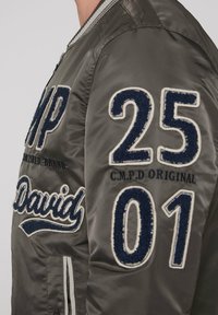 Camp David COLLEGE MIT LOGO - Bombera - medium khaki