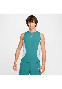 Camiseta atlética sin mangas de Nike en color azul verdoso con un escote redondo y paneles laterales en azul claro. Textura suave, diseño ajustado y detalle sutil del logo.