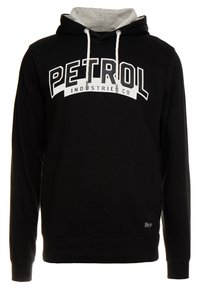 Sudadera negra con un forro interior gris claro, con un logo blanco "PETROL INDUSTRIES CO" en el pecho y detalles de cordón.