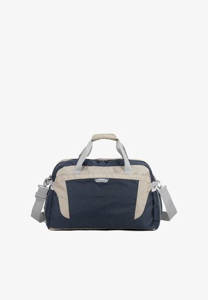 Duffle-Tasche aus marineblauem und beigem Stoff, ausgestattet mit zwei oberen Tragegriffen, einem verstellbaren Schultergurt und einem Reißverschlussverschluss mit einer Vorderentasche.