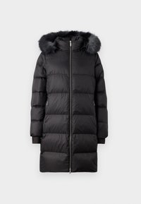 Zwarte pufferjas met een faux fur capuchon, voorzien van een ritssluiting, doorgestikt ontwerp en zijzakken. Lange mouwen met geribbelde manchetten.