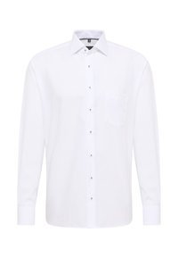 Camicia bianca a maniche lunghe con colletto classico, taschino frontale e bottoni lucidi argentati su un tessuto di cotone morbido.