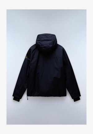 Granatowa kurtka z kapturem o luźnym fasonie, z gładką teksturą, elastycznymi mankietami, wzmocnionymi szwami oraz naszywką z logo na ramieniu.