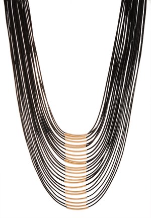 Zwarte multi-strand ketting met verstrengelde draden en gouden accenten, die een gelaagd ontwerp creëert met verschillende lengtes en texturen.