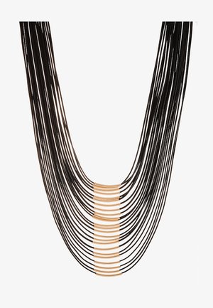 Zwarte multi-strand ketting met verstrengelde draden en gouden accenten, die een gelaagd ontwerp creëert met verschillende lengtes en texturen.