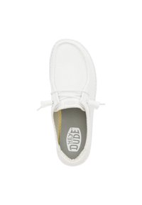 Scarpa slip-on bianca in rete con punta tonda, tomaia texturizzata, lacci elasticizzati e soletta imbottita con logo grigio.