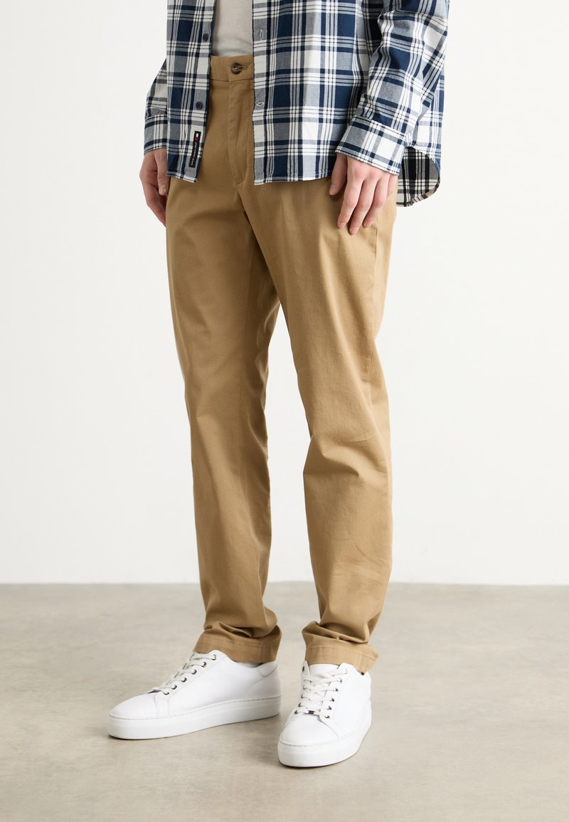 Tommy Hilfiger DENTON PRINTED STRUCTURE - Chino-püksid - safari