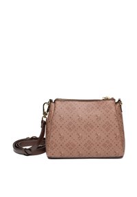 Brązowa torebka crossbody z faux skóry o teksturowanym wykończeniu, ze złotym zamkiem błyskawicznym i regulowanym paskiem. Posiada wytłaczany kwiatowy wzór na jasnoróżowym tle.