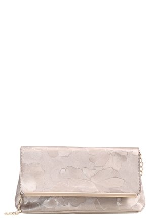Pochette beige pâle embossée de motifs floraux avec un fin accent en barre dorée et une délicate chaîne en or comme bandoulière.