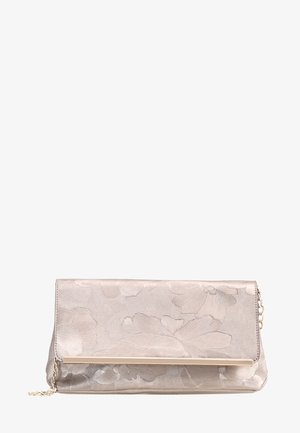 Pochette beige pâle embossée de motifs floraux avec un fin accent en barre dorée et une délicate chaîne en or comme bandoulière.