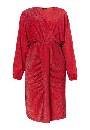 Raudona suknelė su blizgiu paviršiumi, ilgomis rankovėmis, V formos iškirpte ir susiraukšlėjimu ties liemeniu, suteikiančiu drapiruotą siluetą.