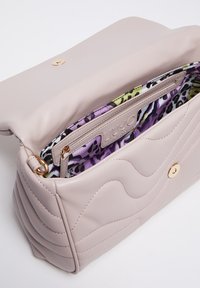 Lichtroze synthetisch leren tas met een gequilt ontwerp, gouden hardware en een luipaardprint voering in paars, groen en zwart. Inclusief een ritszak.