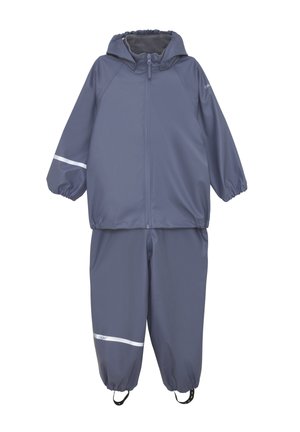 Dziecięcy szary wodoodporny kombinezon przeciwdeszczowy z kurtką z kapturem i elastycznymi mankietami, odblaskowymi paskami na rękawach i nogawkach oraz paskami na stopy.