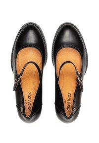 Chaussures en cuir noir avec un bout rond, présentant un design découpé et une sangle à boucle sur le côté. L'intérieur est en cuir tan avec des coutures visibles.